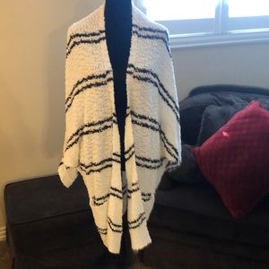 Cozy oversized cardigan sweater with pockets